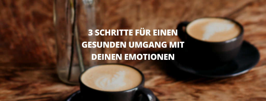 Zwei Tassen Kaffee stehen auf einem Holztisch. Dekoratives Bild für den Text: 3 Schritte für einen gesunden Umgang mit deinen Emotionen.